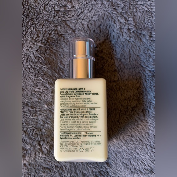 Clinique | dramatically different moisturizing lotion + w/ pump | 4.2 oz | New - Picture 2 of 2